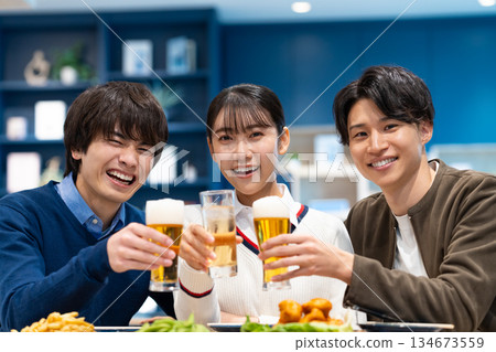 年輕男女在餐廳吃飯喝酒 年輕男女在餐廳吃飯喝酒 134673559