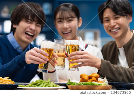年輕男女在餐廳吃飯喝酒 年輕男女在餐廳吃飯喝酒 134673560