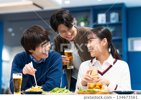 年輕男女在餐廳吃飯喝酒 年輕男女在餐廳吃飯喝酒 134673561