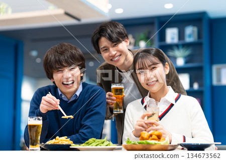 年輕男女在餐廳吃飯喝酒 年輕男女在餐廳吃飯喝酒 134673562