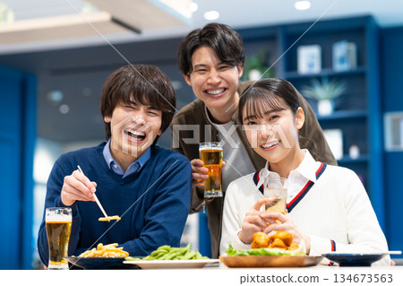年輕男女在餐廳吃飯喝酒 年輕男女在餐廳吃飯喝酒 134673563