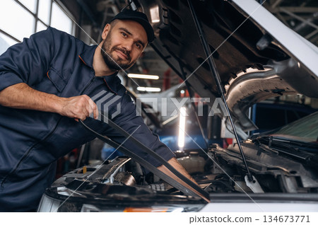 Service station, busy. Mechanic is working 134673771