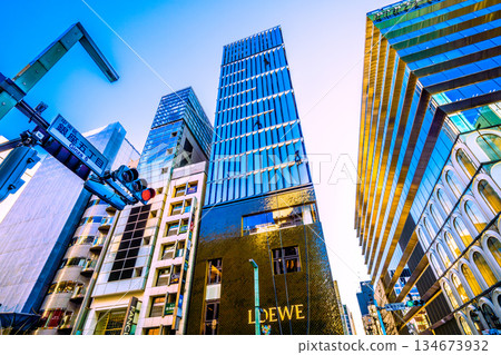 Tokyo cityscape in Japan: "Ninja" appears in Ginza at the end of the year! Cleaning the windows of buildings... Year-end cleaning... = 23rd 134673932