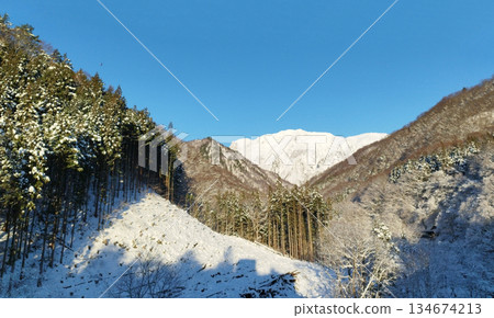 冬日清晨，白雪皚皚的谷川山 134674213