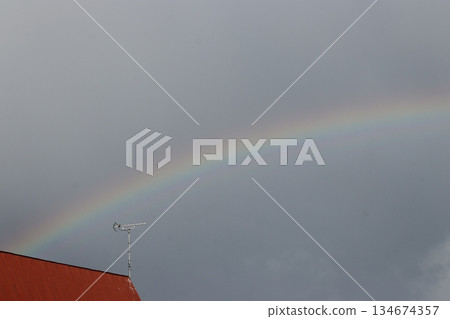 雨後天空出現彩虹 雨後天空出現彩虹 134674357