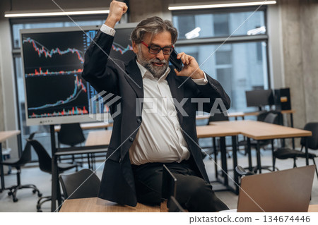 Phone call. Senior man is in the modern office 134674446