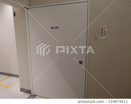 商業設施中的防火門(有緊急照明) 商業設施中的防火門(有緊急照明) 134674812