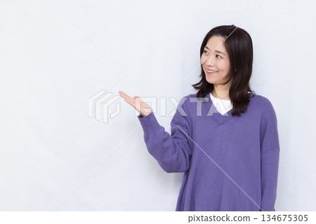 一個女人微笑著介紹自己 134675305