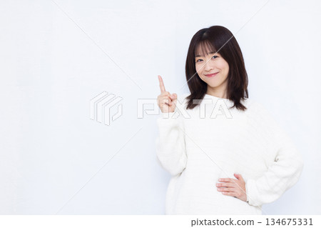 微笑的女人豎起食指 134675331