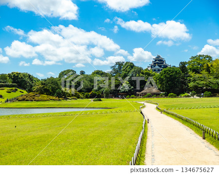岡山的夏天:後樂園、草地與岡山城的清爽景色 岡山的夏天:後樂園、草地與岡山城的清爽景色 134675627