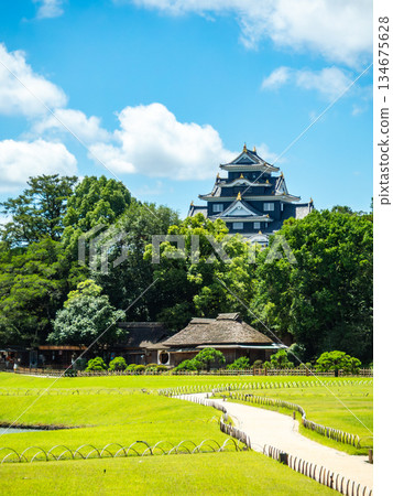 夏日岡山:後樂園的清爽景色、夏日的天空與岡山城 夏日岡山:後樂園的清爽景色、夏日的天空與岡山城 134675628