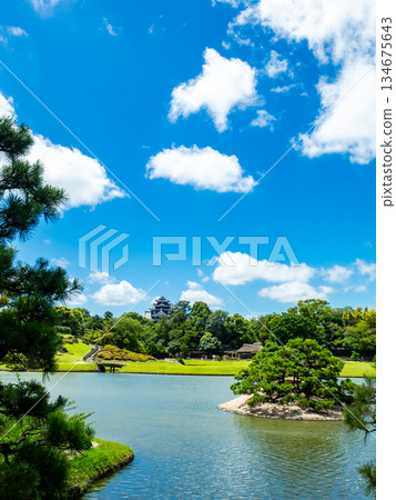 岡山之夏:後樂園、澤之池和岡山城的清爽景色 岡山之夏:後樂園、澤之池和岡山城的清爽景色 134675643