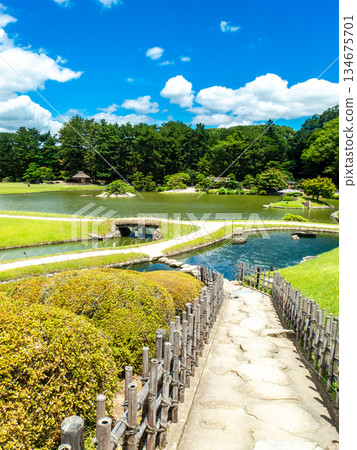 岡山之夏:後樂園的清爽景色,從結心山眺望。 岡山之夏:後樂園的清爽景色,從結心山眺望。 134675701