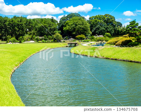 岡山的夏天：後樂園花園、草坪和池塘的清爽景色 134675708