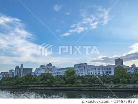 現代建築和河水，營造出初夏令人心曠神怡的濱水氛圍。 134675959