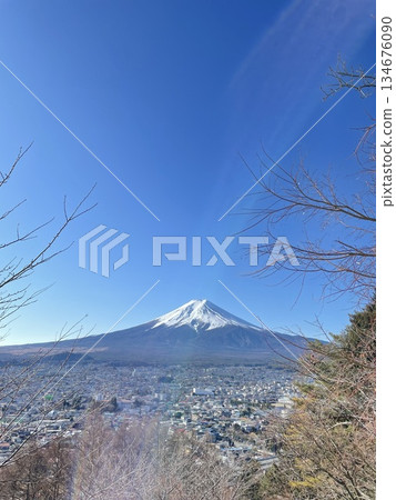 從荒倉山山頂眺望白雪皚皚的富士山和忍野町。 134676090