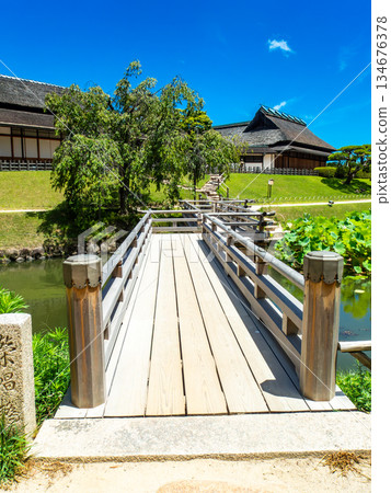 岡山的夏天：後樂園的清爽景色，橫跨花場池的永勝橋 134676378