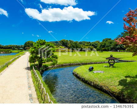 岡山的夏天：後樂園花園、水道和園徑的清爽景色 134676391