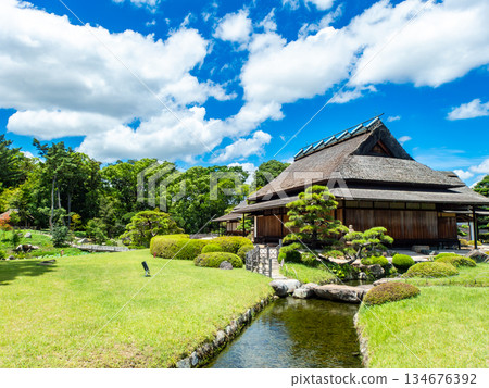 岡山的夏天:後樂園的清爽風景、湛藍的天空與恩女亭 岡山的夏天:後樂園的清爽風景、湛藍的天空與恩女亭 134676392