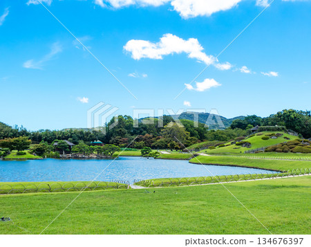 岡山的夏天:後樂園花園、草坪和池塘的清爽景色 岡山的夏天:後樂園花園、草坪和池塘的清爽景色 134676397