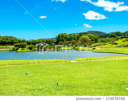 岡山的夏天:後樂園花園、草坪和池塘的清爽景色 岡山的夏天:後樂園花園、草坪和池塘的清爽景色 134676398