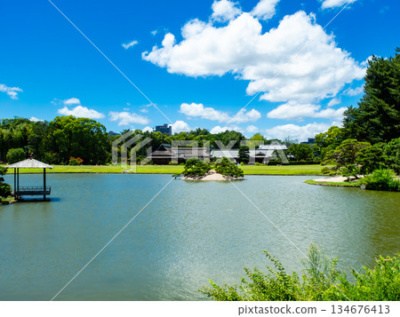 岡山的夏天：後樂園花園的清爽景色，藍天和池塘 134676413