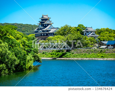Okayama in summer: Okayama Castle seen from the bank of the Asahikawa River 134676424