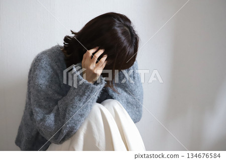一個女人抱著頭擔心的圖片 134676584