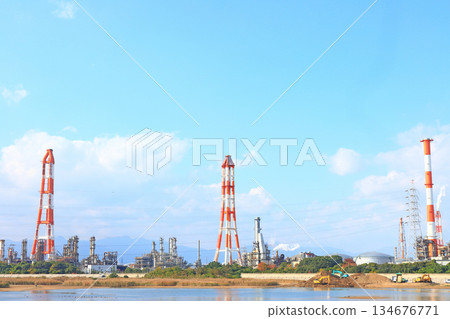 A view of a petrochemical complex with many factory facilities in Yokkaichi City, Mie Prefecture 134676771