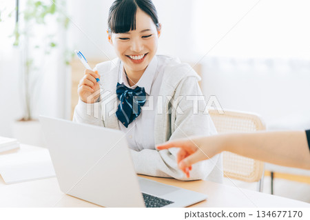 高中生一邊看電腦一邊上課。 134677170