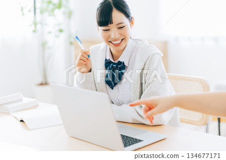 高中生一邊看電腦一邊上課。 134677171