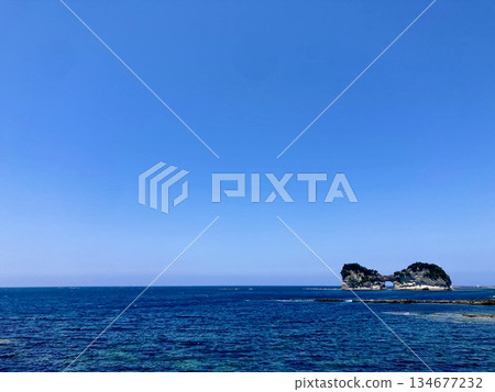和歌山縣白濱町的圓月島以及碧海藍天 和歌山縣白濱町的圓月島以及碧海藍天 134677232
