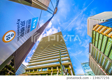 日本東京城市景觀：京橋站及新開幕的京橋十字路口第一生命京橋Kino Terrace的景色。邁向新時代 134677256