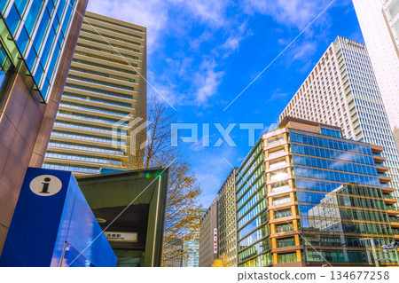 日本東京城市景觀：陽光灑落在位於京橋十字路口的Dai-ichi Life京橋木乃露台上…邁向新時代 134677258