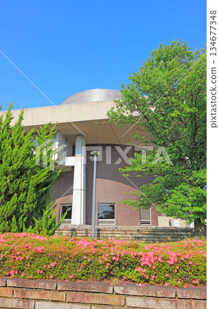 愛知縣稻澤市,綠樹環繞的稻澤市政廳風景 愛知縣稻澤市,綠樹環繞的稻澤市政廳風景 134677348