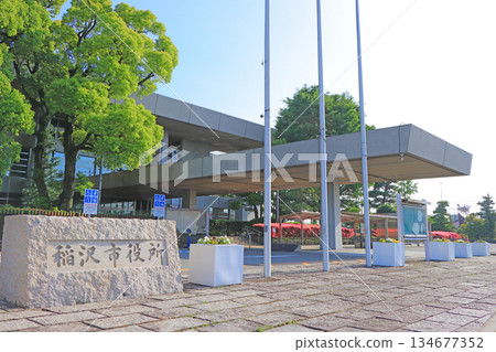 愛知縣稻澤市，綠樹環繞的稻澤市政廳風景 134677352