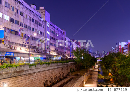 Beautiful night view of Seoul 134677519