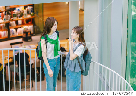 一名女大學生與朋友一起爬校園樓梯 134677547