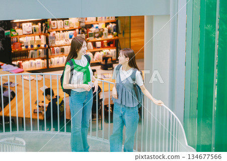 一名女大學生與朋友一起爬校園樓梯 134677566