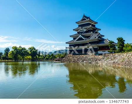 Refreshing summer scenery of Matsumoto Castle: moat and castle walls 134677743