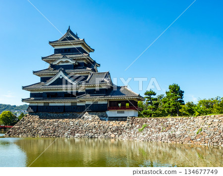 松本城清爽的夏日景色:護城河與城牆 松本城清爽的夏日景色:護城河與城牆 134677749
