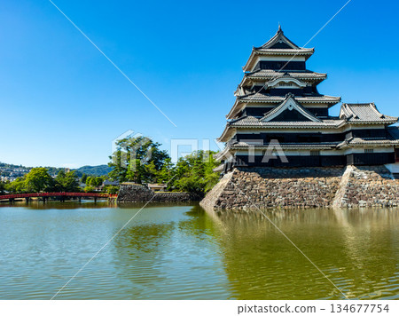 松本城清爽的夏日景色：護城河與城牆 134677754