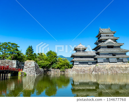 松本城清爽的夏日景色:護城河與城牆 松本城清爽的夏日景色:護城河與城牆 134677768