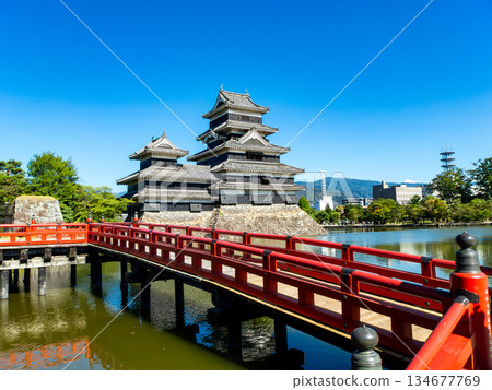 松本城清爽的夏日景色:朱紅薄橋 松本城清爽的夏日景色:朱紅薄橋 134677769