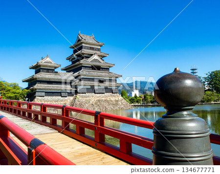 Refreshing summer scenery of Matsumoto Castle: Vermilion Usubashi Bridge 134677771