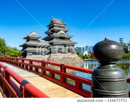 松本城清爽的夏日景色：朱紅薄橋 134677772