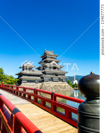 Refreshing summer scenery of Matsumoto Castle: Vermilion Usubashi Bridge 134677773