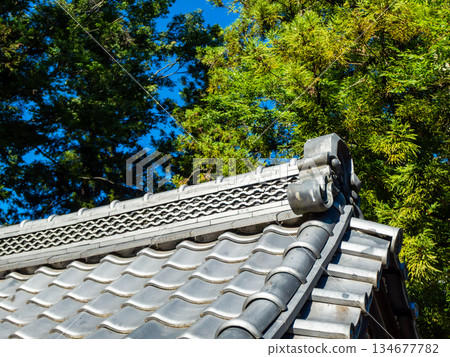 古樸厚重的瓦片屋頂 134677782