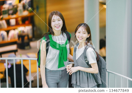 一名女大學生與朋友一起爬校園樓梯 134677849