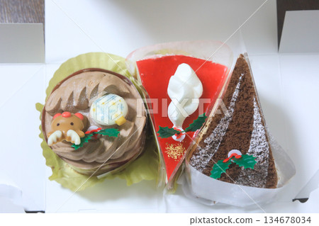 A gorgeous assortment of cakes for the Christmas season 134678034